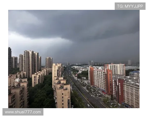 暴风雨前的宁静维修斯与亚马尔冲突前微笑相拥展现短暂和谐